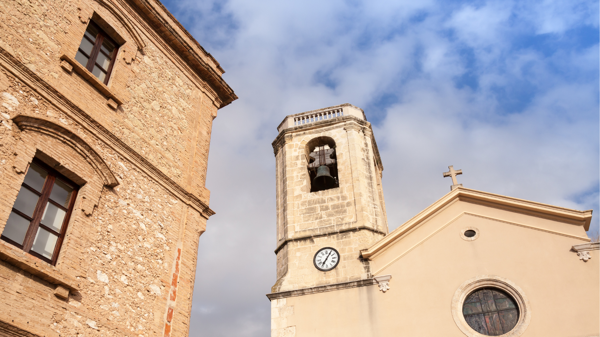 Descubre los lugares históricos de Calafell y cómo llegar con BusGarraf  