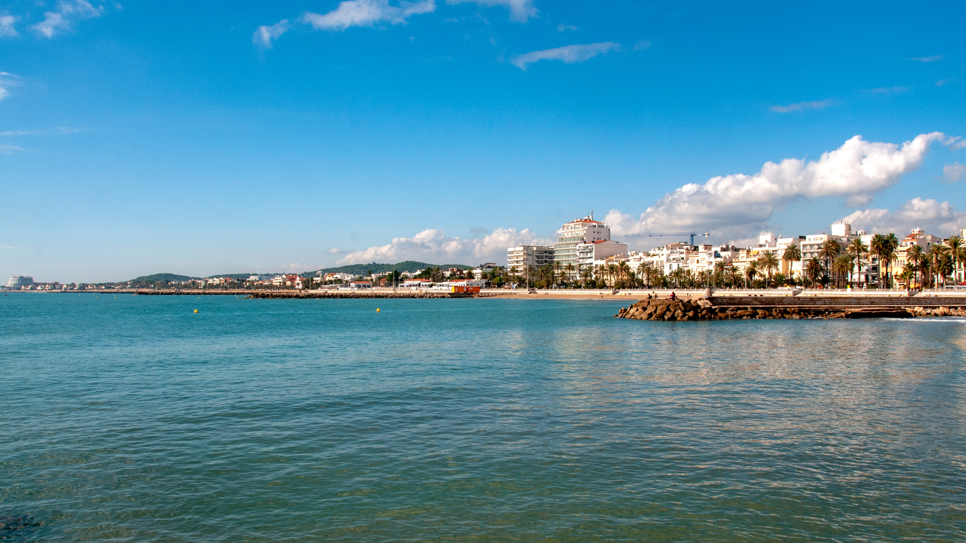 Cómo llegar a las playas de Sitges con BusGarraf